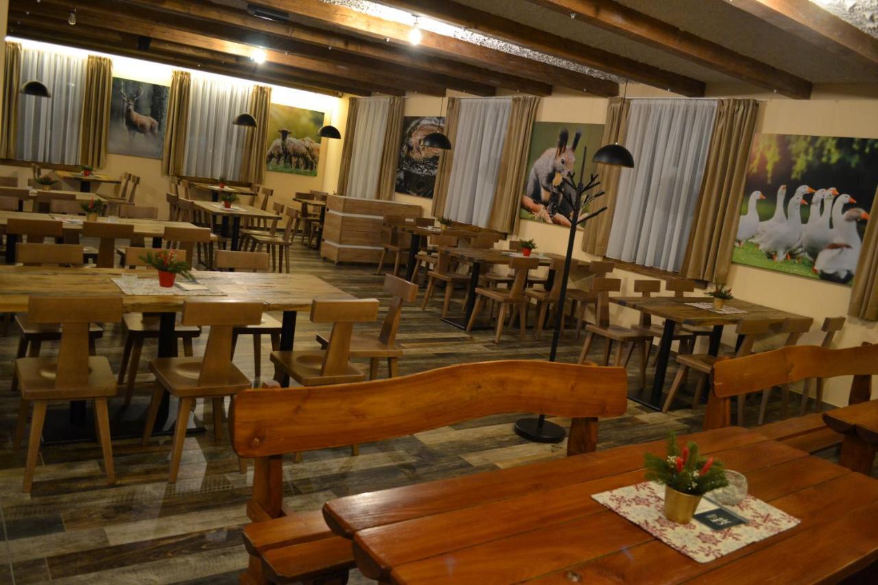 Tri Kopy*** - Penzion, Restauracia A Pizza Smrečany المظهر الخارجي الصورة
